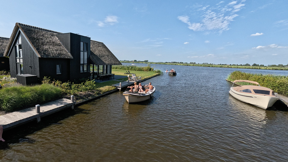 Luxe watervilla aan Friese meren