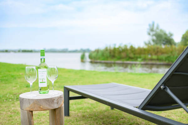Aan het water gelegen luxe watervilla's